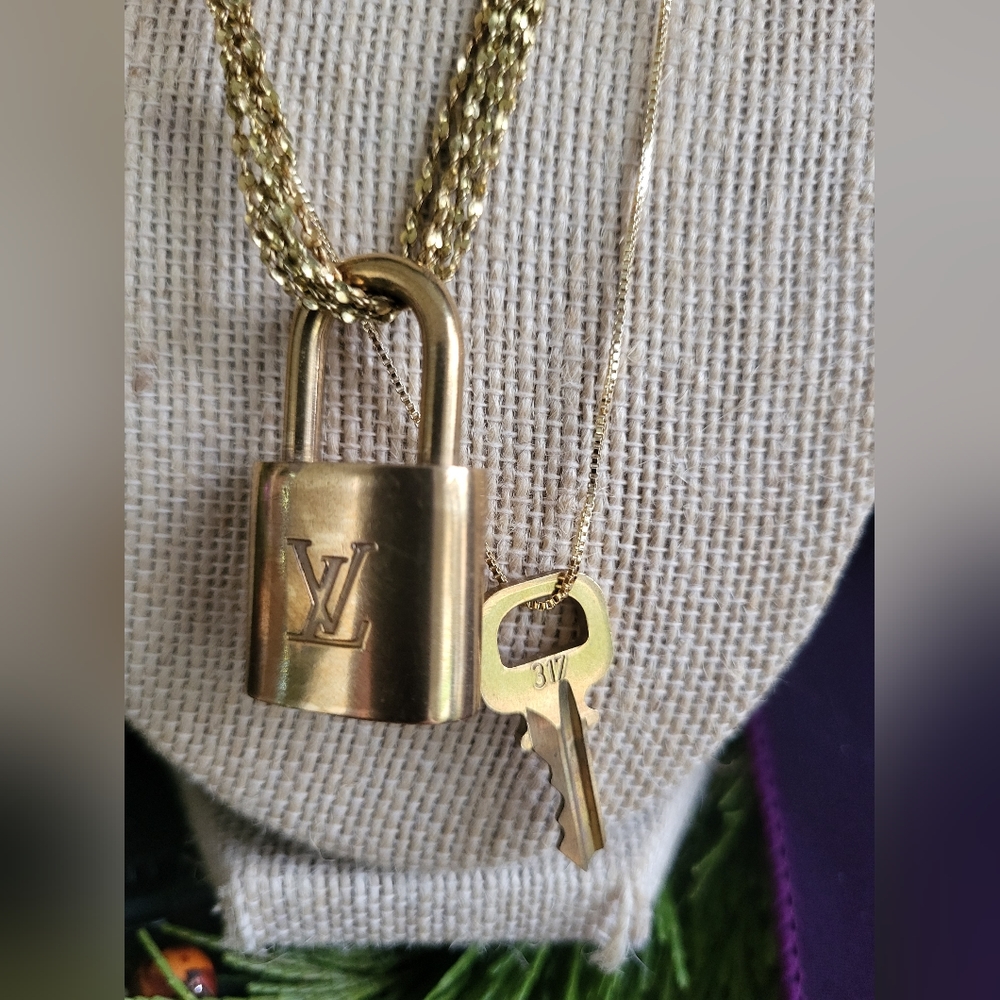 GORGEOUS LOUIS VUITTON PADLOCK AND KEY 🔑 SET ON 2 DIFFERENT NON LV NECKLACES - Picture 4 of 9